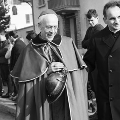 Le cardinal Journet, ici avec Pierre Mamie, en février 1965, à Fribourg