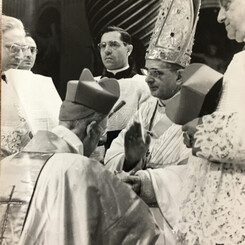 Charles Journet reçoit la barrette cardinalice des mains de Paul VI lors du Consistoire du 25 février 1965